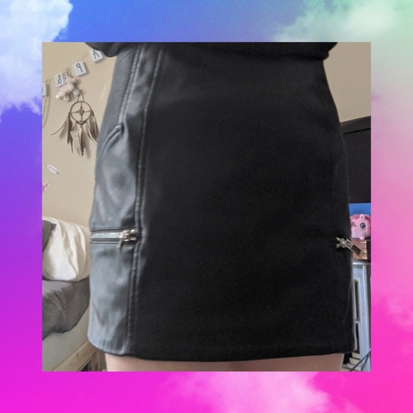 Forever 21~ Leather Zipper Skirt - Picture 3 of 3